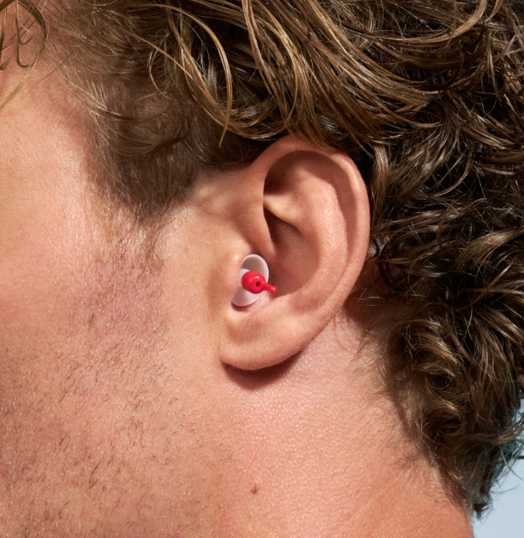 closeup man met alpine motosafe oordoppen